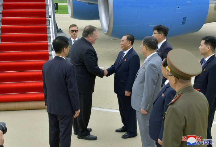 US-Außenminister Mike Pompeo (M-l.) schüttelt Kim Yong-Chol (M-r.) die Hand. Foto: epa/Kcna