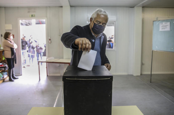 Der portugiesische Premierminister Antonio Costa gibt seine Stimme in einem Wahllokal während der Präsidentschaftswahlen in Lissabon ab. Foto: epa/Andre Kosters