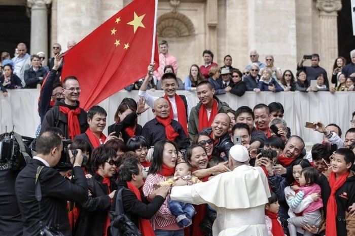 Papst Franziskus grüßt Gläubige, die eine Nationalflagge Chinas schwenken. Foto: epa/Giuseppe Lami