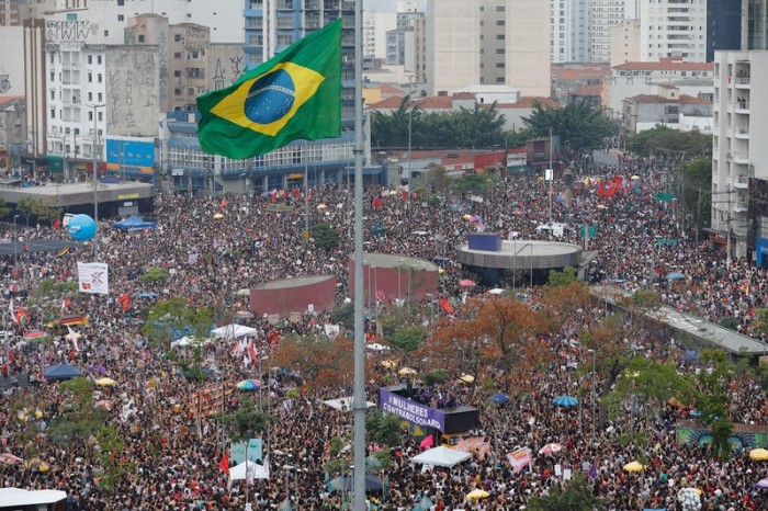 Menschen demonstrieren gegen die Kandidatur von Jair Bolsonaro in Sao Paulo. Foto: epa/Marcelo Chello