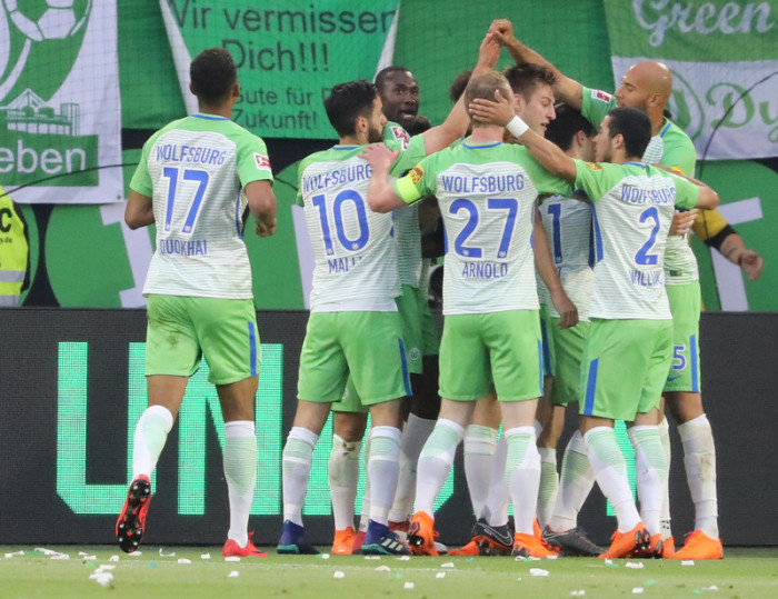 Die Wolfsburger Spieler feiern die 1:0-Führung beim Hinspiel der deutschen Bundesliga-Relegation zwischen dem VfL Wolfsburg und Holstein Kiel. Foto: epa/Focke Strangmann