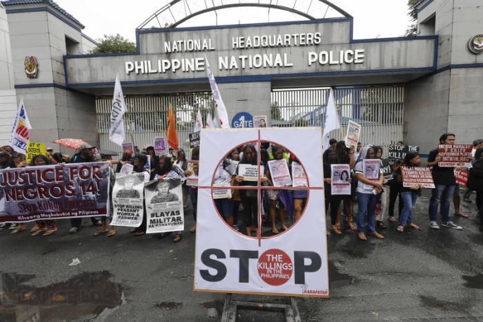 Demonstranten gegen außergerichtliche Tötungen, die angeblich von Polizei und Militär begangen wurden, veranstalteten eine Kundgebung vor dem Hauptquartier der philippinischen Polizei in Quezon City, östlich von Manila. Archivfoto: epa/ROLEX DELA PENA
