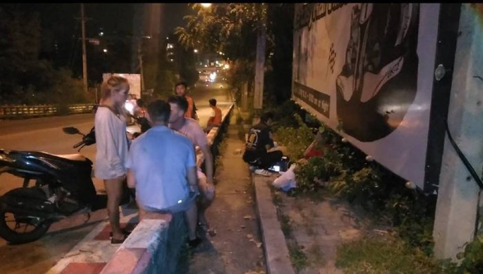 Sanitäter eilten zur Unfallstelle und versorgten das verletzte Touristenpärchen. Foto: Sophon Cable