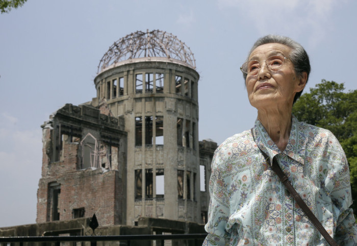 Eine 83-jährige Atombombenüberlebende, besucht die Atombombenkuppel in Hiroshima im Westen Japans. Foto: epa/Kimimasa Mayama
