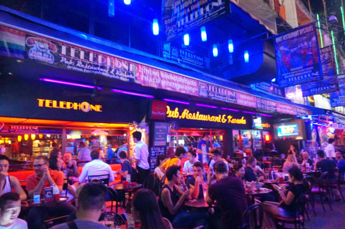 Der Telephone Pub ist seit 25 Jahren die Nummer Eins unter den Schwulenbars in Bangkok. Die Institution hat viele Moden, Höhen und Tiefen durch smarte Anpassung überlebt.