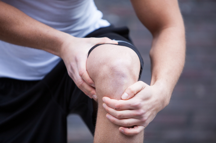 Wenn das Knie zwickt, sind die möglichen Ursachen ebenso zahlreich wie die Behandlungsoptionen. Foto: Christin Klose/dpa-tmn