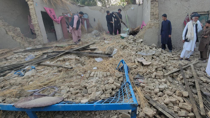 Anwohner stehen neben ihren beschädigten Häusern, nachdem ein Erdbeben der Stärke 5,9 mit einer geringen Tiefe von 9 km Harnai erschüttert hat. Foto: epa/Jamal Taraqai