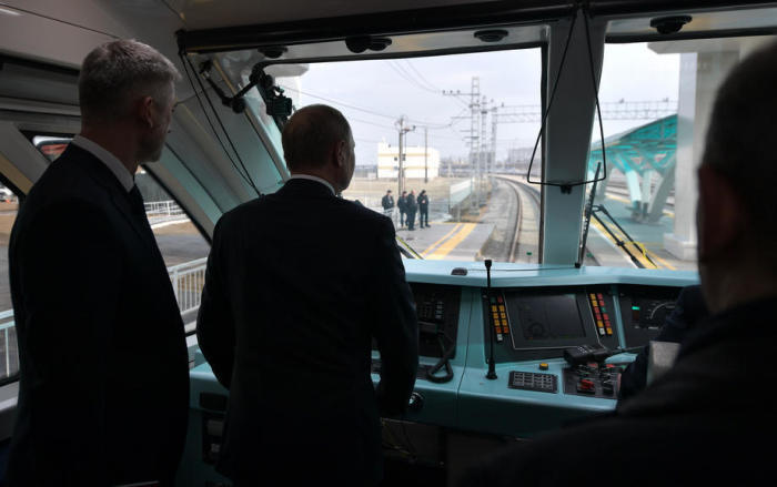 Der russische Präsident Wladimir Putin nimmt an einer Eröffnungszeremonie des Eisenbahnteils der Krimbrücke über die Straße von Kertsch teil. Archivfoto: epa/Alexey Nikolsky