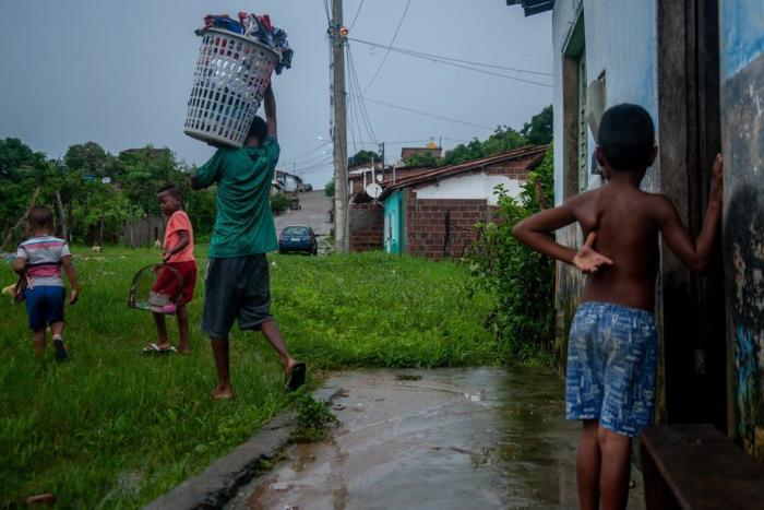 Die Menschen versuchen, ihr Hab und Gut nach den Überschwemmungen infolge starker Regenfälle in Itambe im Bundesstaat Bahia zu retten. Foto: epa/Felipe Iruata