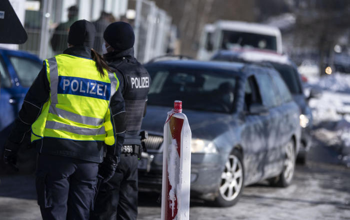 Angehörige der Bundespolizei kontrollieren Autos am Grenzübergang an der deutsch-tschechischen Grenze bei Schirnding. Foto: epa/Lukas Barth-tuttas