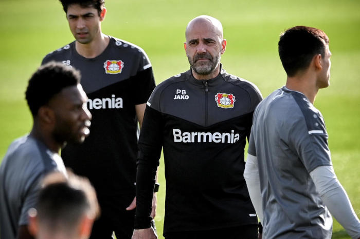 Leverkusens Cheftrainer Peter Bosz (C) leitet die Trainingseinheit seiner Mannschaft in Leverkusen. Foto: epa/Sascha Steinbach