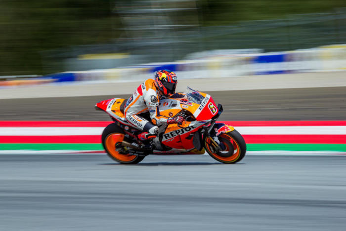 Stefan Bradl, deutscher MotoGP-Pilot des Repsol Honda Teams, beim Rennen für die MotoGP von Österreich auf dem Red Bull Ring in Spielberg. Foto: epa/Dominik Angerer