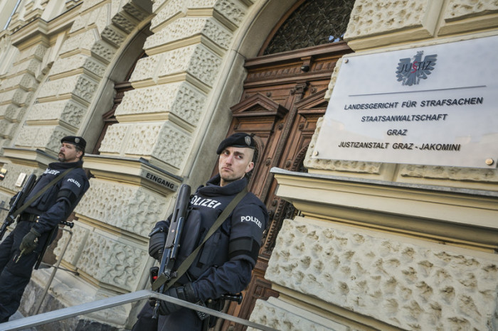 Österreichische Polizeibeamte stehen vor dem Landesgericht für Strafsachen Graz. Foto: epa/Hoffmann