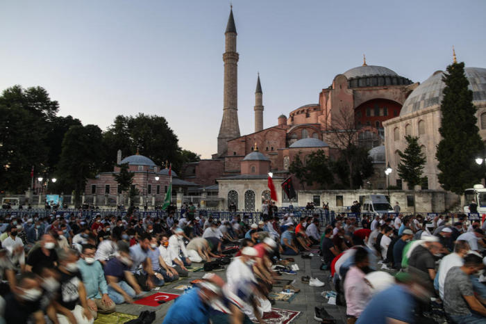 Die Befürworter von Erdogan beten, während sie die Entscheidung der Türkei feiern, dass das 1.500 Jahre alte Unesco-Weltkulturerbe Hagia Sophia in eine Moschee umgewandelt werden kann. Foto: epa/Erdem Sahin