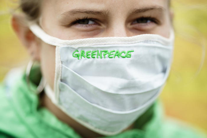In Berlin demonstriert Greenpeace gegen billiges Fleisch. Foto: epa/Clemens Bilan