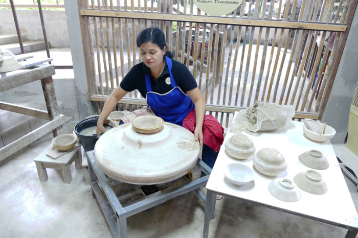 Im Dhanabadee Ceramik Museum kann man alle Produktionsschritte der traditionellen Herstellung der Hahnenschüsseln hautnah miterleben. Foto: Moos