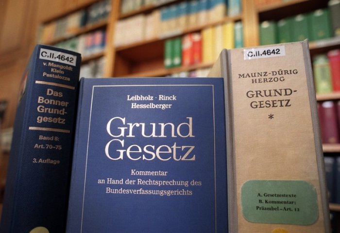 In der Senatsbibliothek Berlin stehen verschiedene Ausgaben des Gundgesetzes und Kommentare dazu im Lesesaal zur Verfügung. Foto: Kalaene Jens/Zentralbild/dpa 