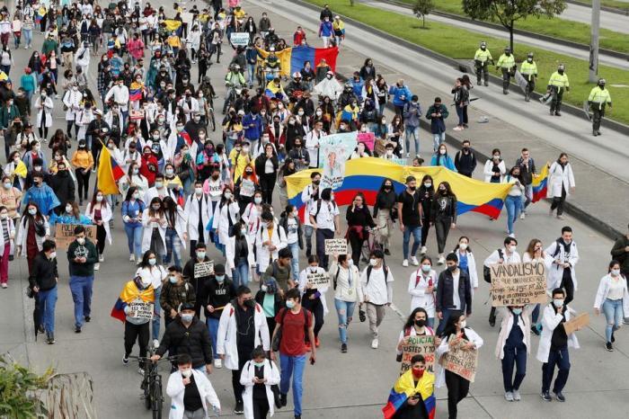 Die Kolumbianer protestieren immer noch trotz der Ankündigung des Präsidenten, die Steuerreform zurückzunehmen. Foto: epa/Carlos Ortega