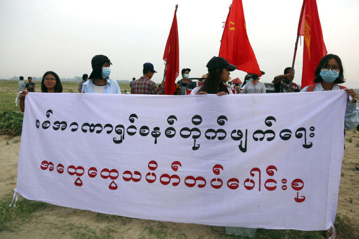 Demonstranten halten ein Transparent mit der Aufschrift 