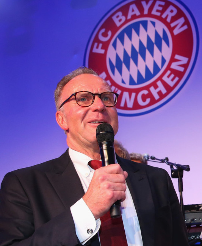 Bayern-Chef Karl-Heinz Rummenigge spricht auf der Meisterfeier des FC Bayern München. Foto: epa/Alexander Hassenstein / Pool