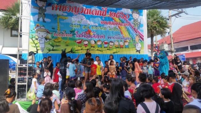 Spiel, Spaß und kleine Geschenke gab es am Samstag bei der Feier zum nationalen Kindertag auf dem Gelände der Polizeistation Banglamung. Foto: Jahner