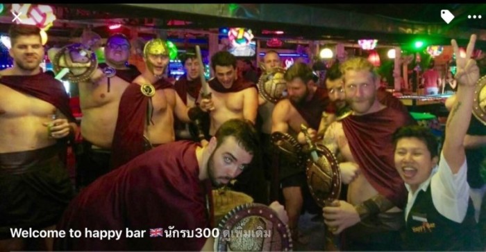 Einmarsch der römischen Legionäre in der Happy Bar gestern Nacht in Chawengs Soi Green Mango: Viel Spaß für die britischen Touristen und die Mädchen – bis die Polizei das Licht abdrehte.