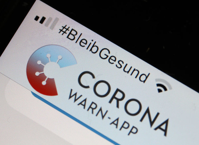 Die Corona-Warn-App mit der Seite zur Risiko-Ermittlung ist im Display eines Smartphone zu sehen. Foto: Oliver Berg/dpa