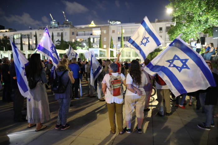Israelis protestieren zur Unterstützung der Regierungsbildung zwischen Naftali Bennett und Yair Lapid, in Tel Aviv. Foto: epa/Abir Sultan