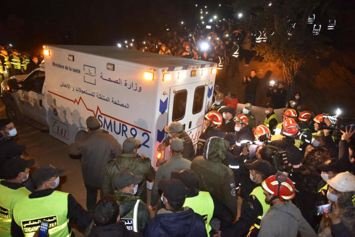 Die Rettungskräfte tragen die Leiche des 5-jährigen Rayan und legen sie in einen Krankenwagen. Foto: epa/Jalal Morchidi