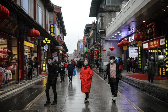 Leute mit Gesichtsschutzmasken gehen in der Qianmen-Geschäftsstraße inmitten der Coronavirus-Pandemie in Peking spazieren. Foto: epa/Wu Hong