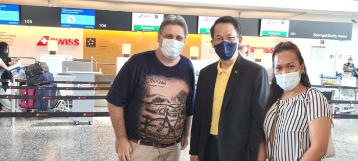 Der thailändische Botschafter in der Schweiz S.E. Khun Chakri Srichawana (M.), DER FARANG-Geschäftsführer Martin Rüegsegger (l.) und Schwägerin Kesorn Mokkoksung Rüegsegger (r.) beim Check-in am Flughafen Zürich.