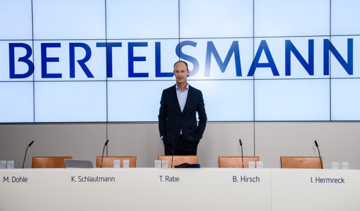 Der Vorstandsvorsitzende von Bertelsmann, Thomas Rabe, posiert während der jährlichen Bilanzkonferenz. Foto: epa/Clemens Bilan