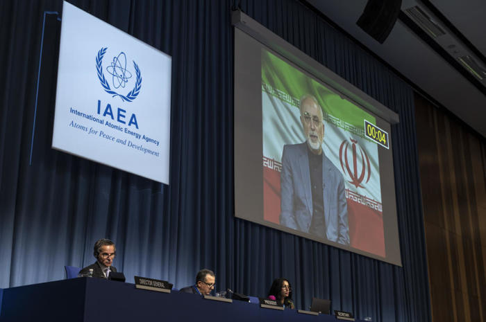 Der Direktor der Atomenergie-Organisation Irans (AEOI) Ali Akbar Salehi (auf dem Bildschirm) für die IAEO-Generalkonferenz im IAEO-Hauptquartier des UNO-Sitzes in Wien. Foto: epa/Christian Bruna