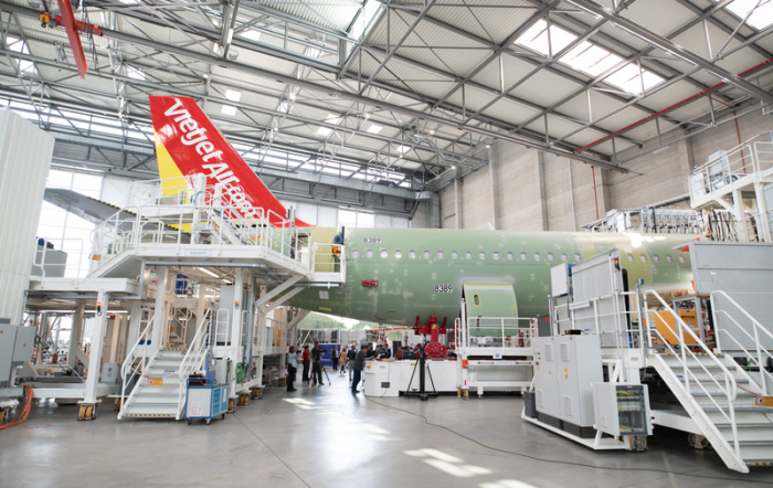 Ein Flugzeug wird in der A320-Fertigungslinie auf dem Werksgelände von Airbus in Finkenwerder montiert. Foto: Daniel Reinhardt/Dpa