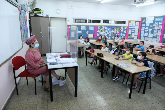 Lehrerin und Kinder im Unterricht einer Grundschule am ersten Schultag in Jerusalem. Foto: epa/Abir Sultan
