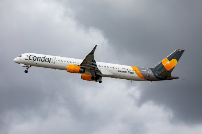 Eine Maschine der Fluggesellschaft Condor startet am Düsseldorfer Flughafen. Das Unternehmen will das im April aufgelegte Schutzschirmverfahren verlassen, ohne bisher einen neuen Investor präsentieren zu können. Foto: Marcel Kusch