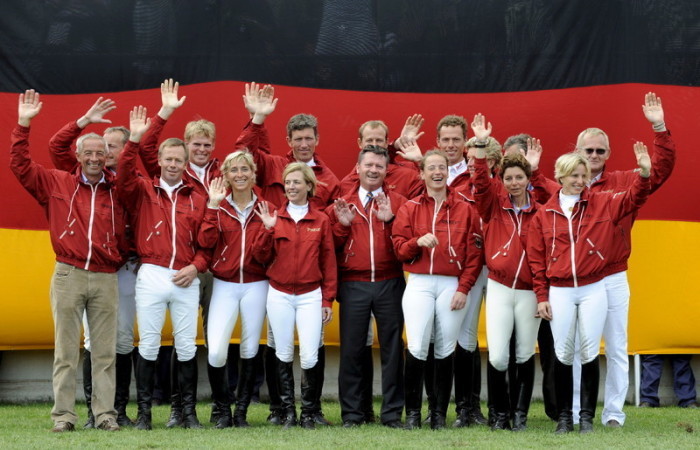 Die deutsche Olympiamannschaft im Pferdesport verabschiedet sich von den Zuschauern beim CHIO Weltfest des Pferdesports in Aachen. Foto: epa/Jochen Luebke