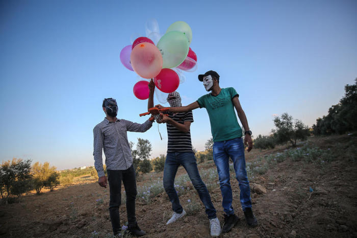 Die Palästinenser bereiten im Gaza-Streifen Brandballons vor. Foto: epa/Mohammed Saber