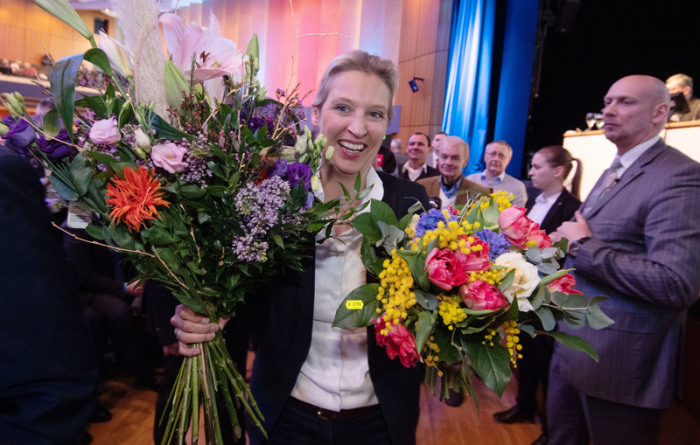 Alice Weidel, AfD-Fraktionsvorsitzende im Bundestag, hält beim AfD-Sonderparteitag nach ihrer Wahl zur Landesvorsitzenden der AfD Baden-Württemberg zwei Blumensträuße in den Händen. Foto: Marijan Murat/Dpa
