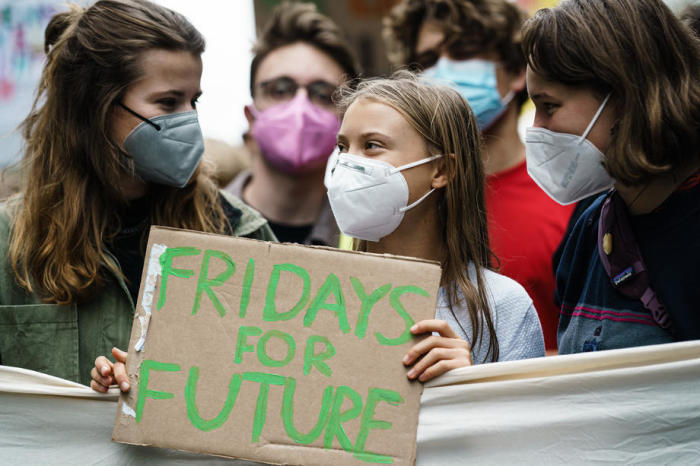 Die schwedische Klimaaktivistin Greta Thunberg (C) und die deutsche Klimaaktivistin Luisa Neubauer (L) nehmen am globalen Klimaaktionstag Fridays For Future in Berlin teil. Foto: epa/Clemens Bilan