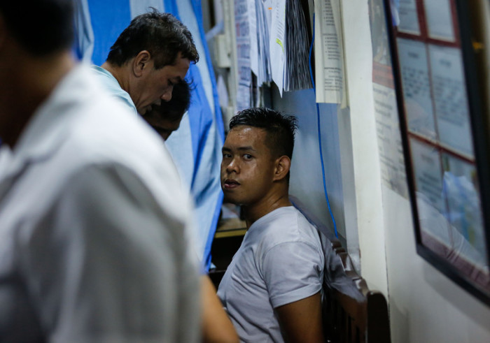  Polizist Vincent Paul Bulacan Solares (R) wurde nach dem Amoklauf verhaftet und wird in der Polizeistation in Manila festgehalten. Foto: epa/Mark R. Cristino