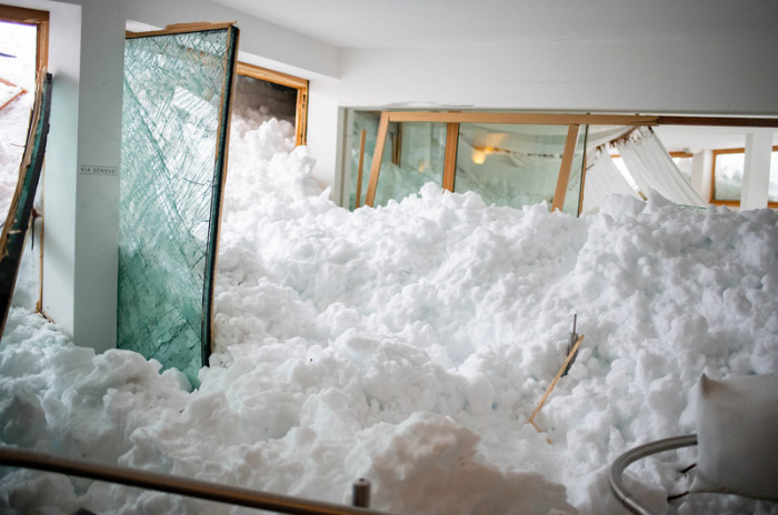 Schneemassen verursachten große Schäden in einem Hotel im Allgäu. Foto: epa/Daniel Kopatsch