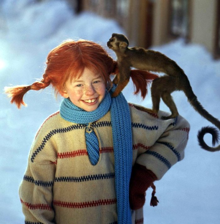 Lächelnd trägt die Schauspielerin Inger Nilsson in einem Film von 1968 als «Pippi Langstrumpf» an einem kalten Wintertag ihr Äffchen «Herr Nilsson» auf der Schulter spazieren. Foto: epa Pressensbild/Pressensbild/dpa
