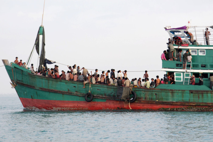 Flüchtlinge aus Myanmar und Bangladesch sind in ihrem Boot zu sehen, bevor sie von Aceh-Fischern in Julok, Ost-Aceh, Sumatra, gerettet werden. Foto: epa/Str