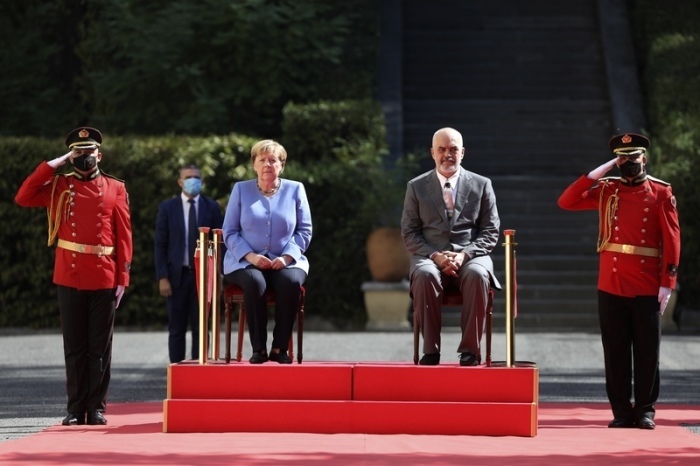 Edi Rama (r), Ministerpräsident von Albanien, und Angela Merkel, Bundeskanzlerin von Deutschland, sitzen während einer Begrüßungszeremonie im «Palast der Brigaden». Foto: Franc Zhurda/dpa