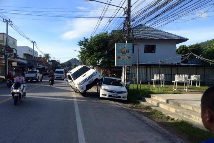 Park-Einlage der besonderen Art ‚made in Thailand on Koh Samui‘. Wenigstens hat der besonnene Fahrer die Unfallstelle mit einem Plastikstuhl abgesichert.