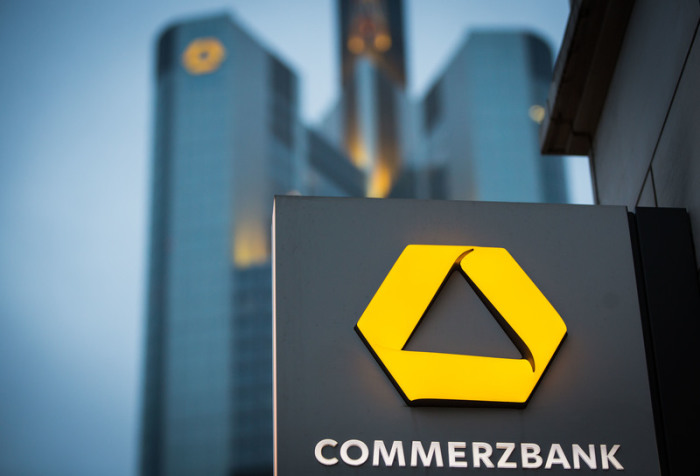 Das Schild einer Commerzbank-Filiale ist nahe der Zentrale der Commerzbank platziert. Foto: Frank Rumpenhorst/Dpa