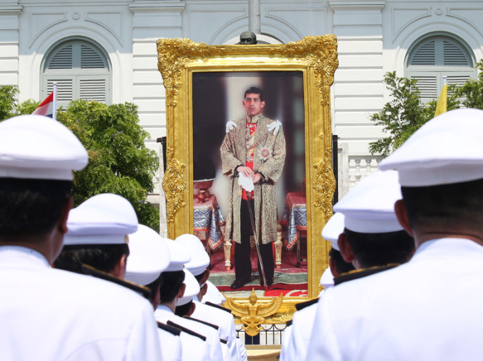 Ein Gemälde zeigt seine Majestät am Großen Palast in Bangkok. Foto: epa/Narong Sangnak