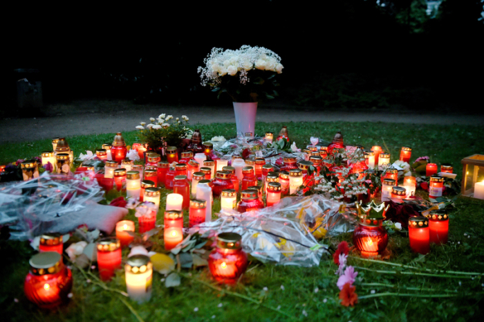 Trauerkerzen und Kränze am Tatort der tödlichen Messerattacke auf eine 15-Jährige. Foto: Marc Niedzolka/Dpa