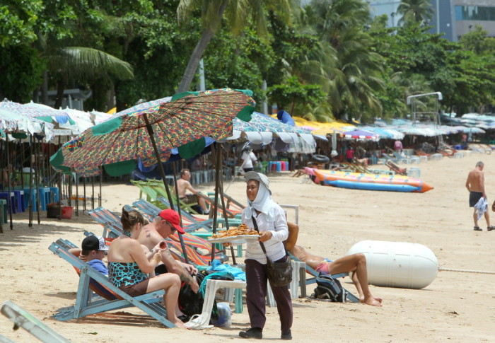 Ein Bild aus alten Zeiten: Russische Urlauber bevölkern den Strand in Pattaya. Mit Charterfliegern sollen sie jetzt wieder in Massen nach Thailand strömen, berichten lokale Medien. Foto: epa/Rungroj Yongrit